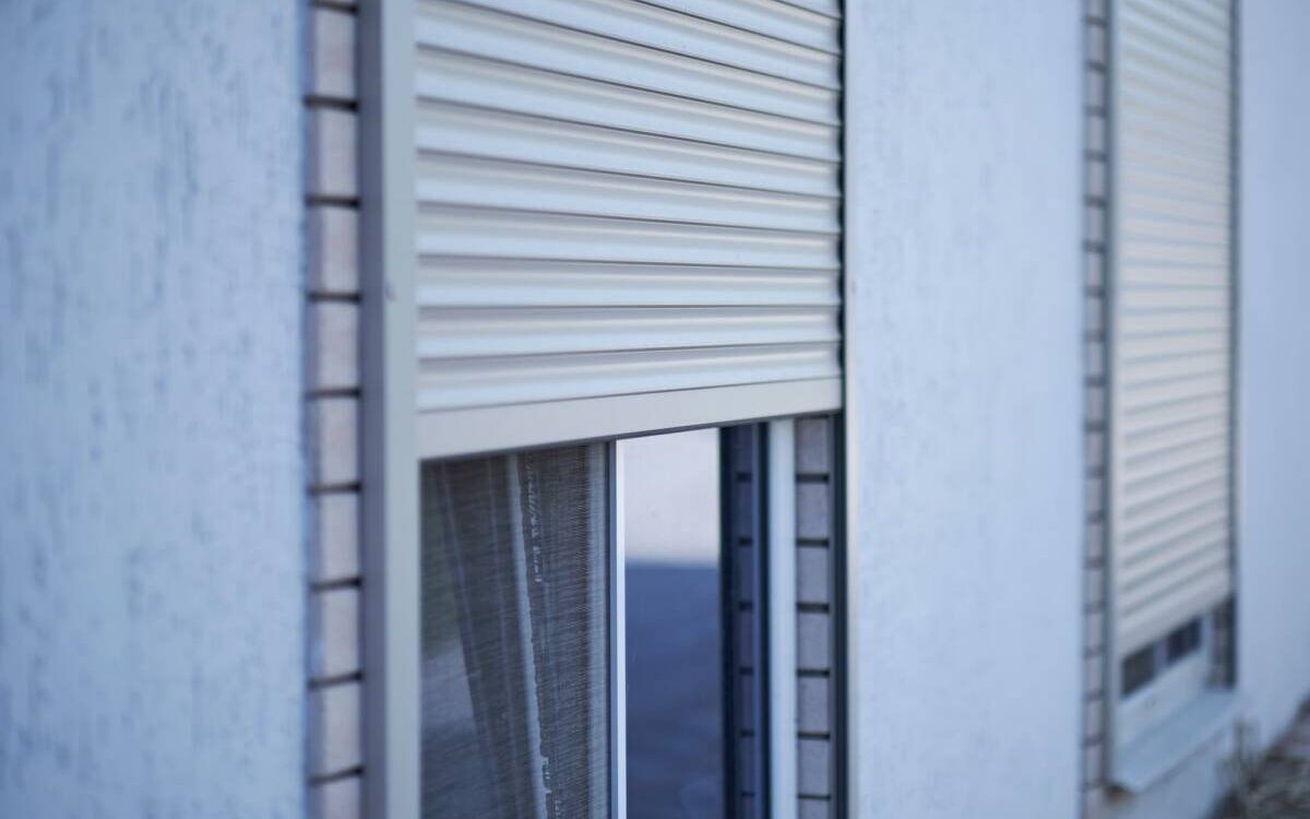 VOLET_ROULANT_SOLAIRE 1200X750 | Smf Colmar Comment fonctionne un volet roulant solaire et dans quels cas est-il vraiment avantageux ? Cernay